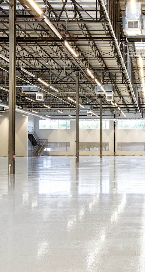 Leere Industriehalle mit poliertem Betonboden